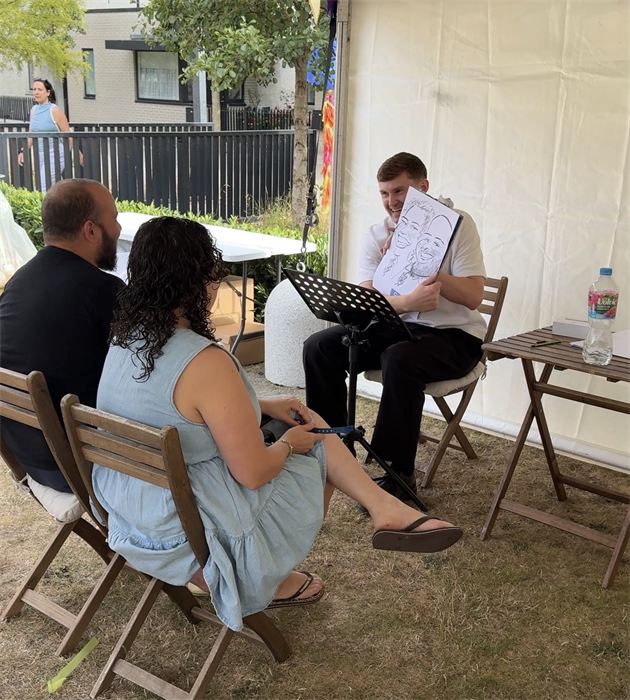 Rían sketching guests at an outdoor event